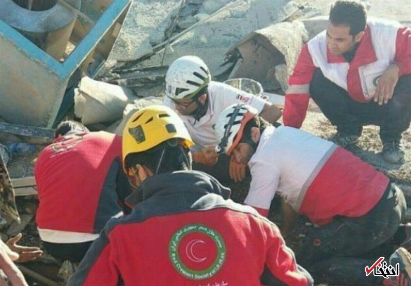 آخرین اخبار از زمین لرزه در غرب کشور/ 348 کشته تا کنون؛ پذیرش 5340 مصدوم در بیمارستان&zwnj;ها/ تمام راه های اصلی برای امدادرسانی باز است / سازمان انتقال خون: مردم گروه خونی O منفی اهدا کنند / انتقاد اورژانس از حضور کمرنگ نیروهای انتظامی در سرپل ذهاب/ آب شهرهای زلزله&zwnj;زده تا ۴۸ ساعت قطع است؛ آبرسانی سیار تا زمان رفع مشکل +فیلم