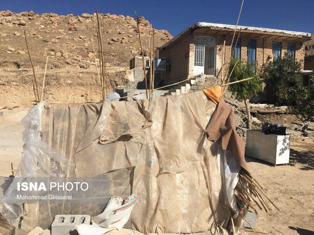 دفن بدون مجوز 100 نفر در زلزله کرمانشاه؛ آمار کشته&zwnj;ها دست کم 530 نفر/ ۱۲ هزار خانه صددرصد تخریب شده اند / سازمان امداد و نجات: بعید است کسی زیر آوار مانده باشد / توزیع ۸۳ هزار چادر و ۱۰۰ هزار تخته پتو +فیلم