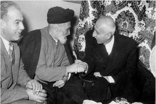 آیت&zwnj;الله کاشانی: &laquo;شاه یک مرد تربیت&zwnj;شده عاقلی است&raquo;/ دکتر مصدق: &laquo;اختلافی که میان من و اعلیحضرت شاه پیدا شده اختلاف اصولی... بود&raquo;