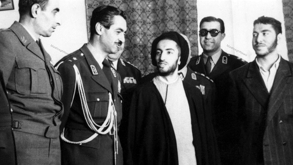 قسمت سوم (آخر): نواب به من گفت: چطور تو که نوه‌ی یک امام‌جمعه ای، جرأت می‌کنی این بند (کراوات) لعنتی را به گردن بیندازی؟