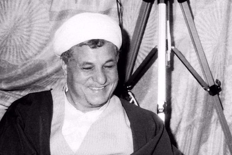 خاطرات آیت الله هاشمی رفسنجانی، ۳۰ اردیبهشت ۱۳۷۷: شفیعی از مدیران وزارت اطلاعات از من خواست که به آقاى مهاجرانى بگویم، [احمد]بورقانى را عوض کند، زیرا وضع مطبوعات را به جاى خطرناکی رسانده / عبدالله نوری گفت، پدرش مقلد آقاى منتظرى است