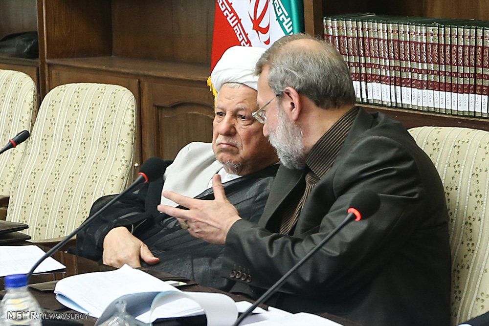 خاطرات آیت الله هاشمی رفسنجانی، ۱۲ خرداد ۱۳۷۷: علی لاریجانی گفت راه‌چاره درباره سامان دادن امور  منحصرا در ميدان‌دارى شماست / از قدرت ناطق‌نورى، براى اداره جناح‌شان هم مأيوس است  / برای تاسیس حزب اعتدال و توسعه پیگیری می کند