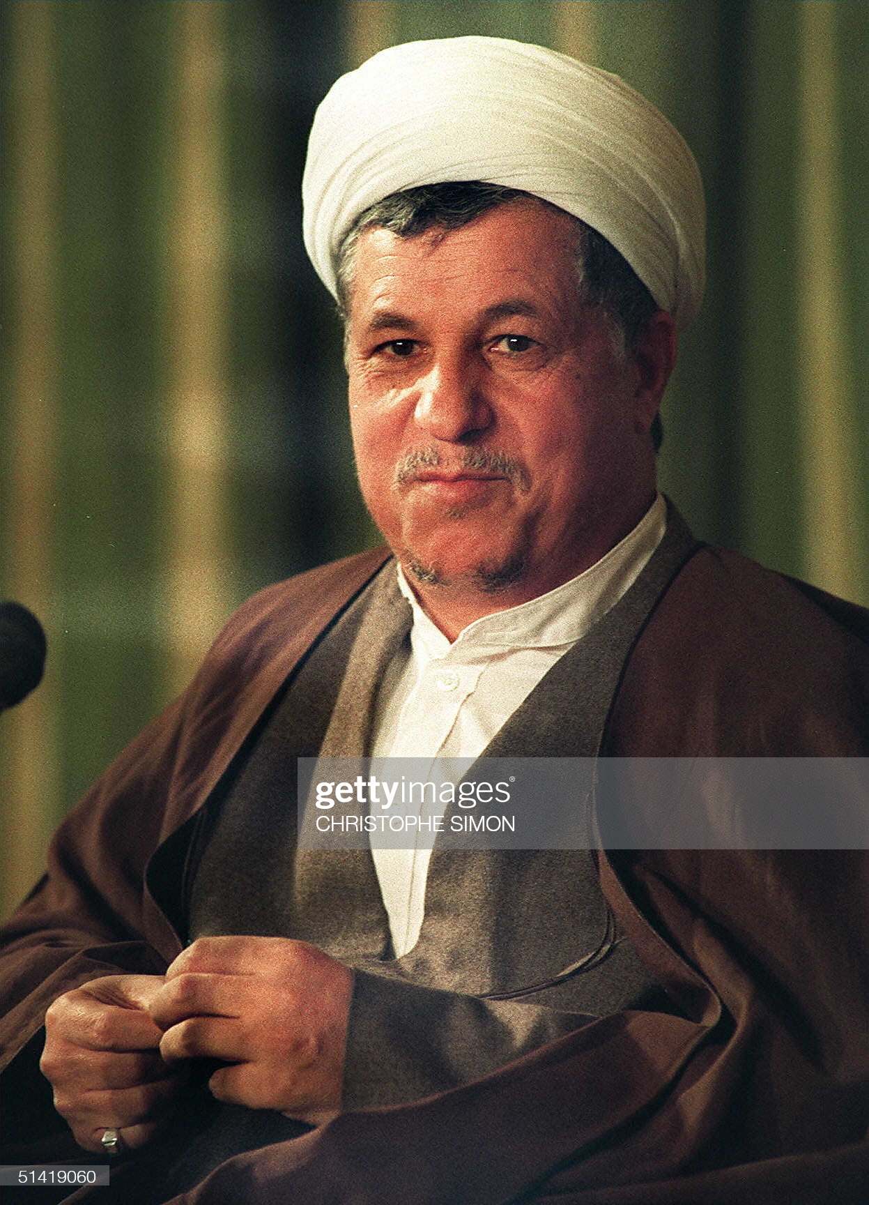 خاطرات آیت الله هاشمی رفسنجانی، ۱۷ خرداد ۱۳۷۷: محمود واعظی گزارشی از اقدامات مقدماتی برای تشکیل حزب استقلال را داد؛ خواست به روحانی و حبیبی بگویم با آن‌ها همکاری کنند / یوسف القرضاوی آمد، از من خواست تفسیر راهنما را به عربی ترجمه کنم