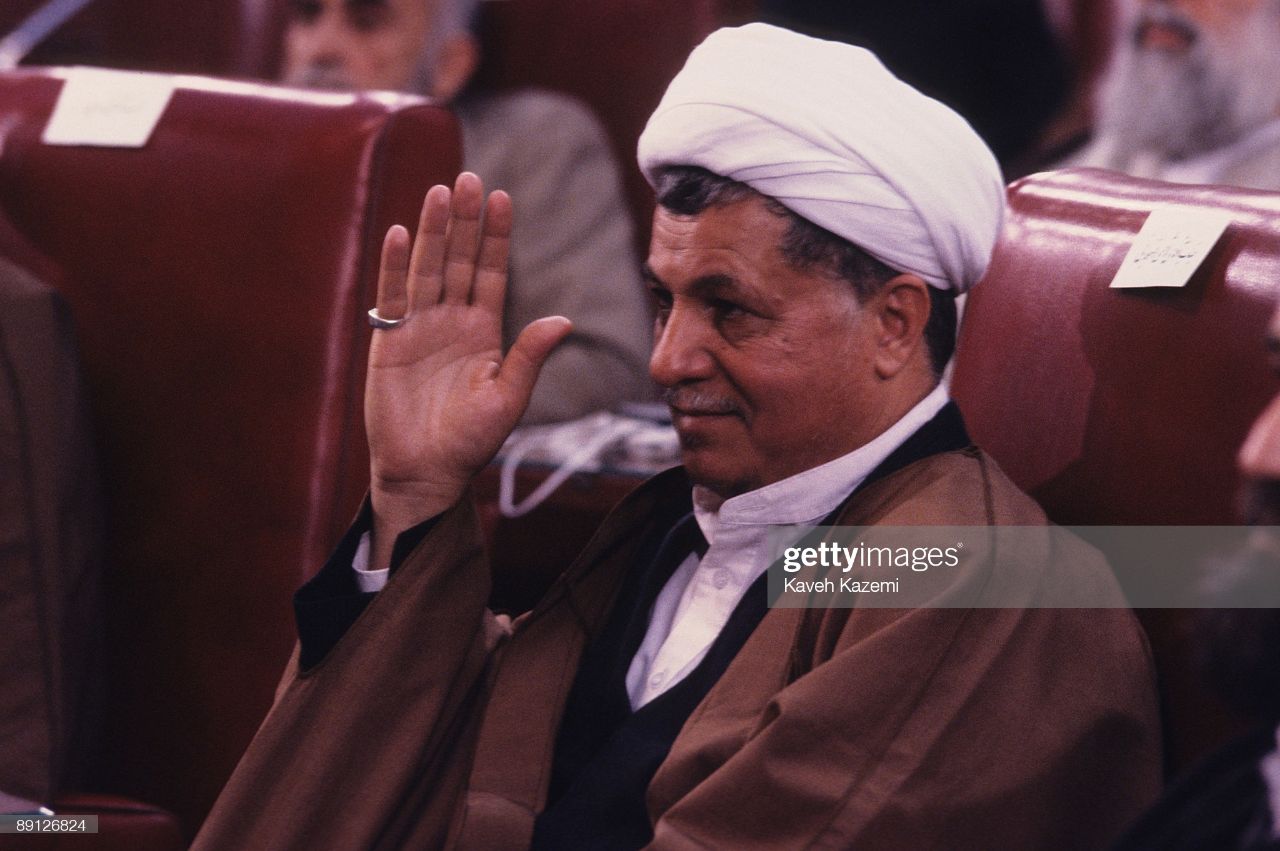 خاطرات آیت الله هاشمی رفسنجانی، ۲۰ خرداد ۱۳۷۷: مدیران روزنامه جامعه آمدند؛ گفتند، تیراژشان به ۲۰۰ هزار نسخه رسیده؛  به محض اینکه بیرون رفتند، خبر رسید که دادگاه، پروانه انتشار آن‌ها را لغو کرده