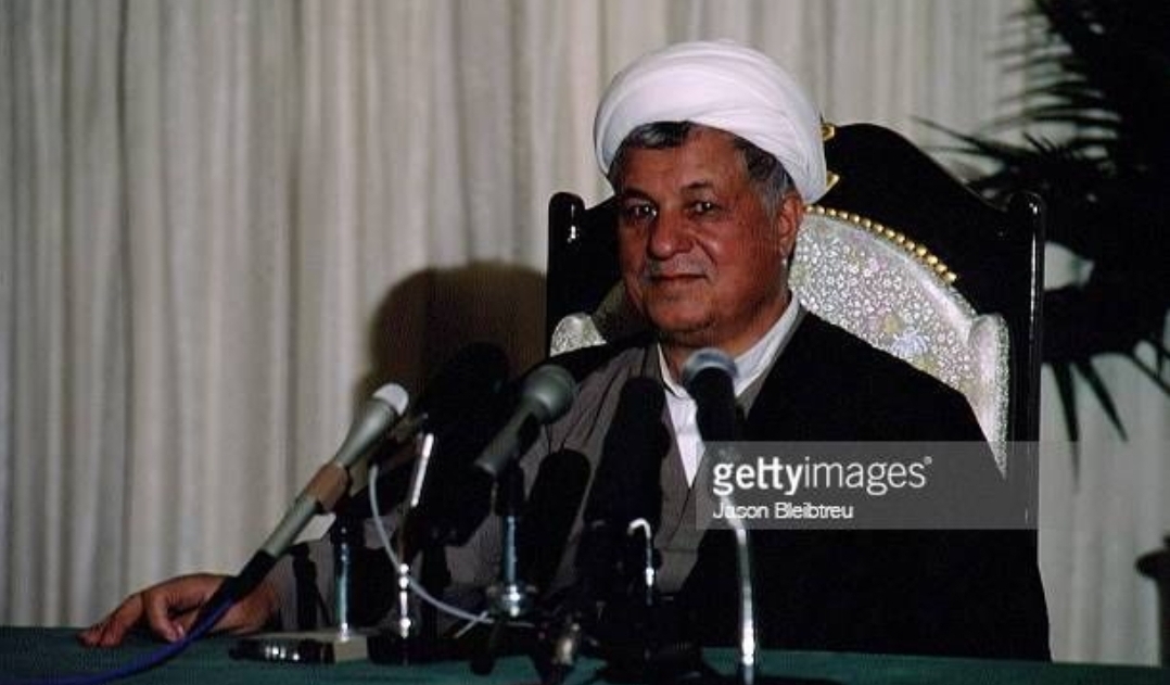 خاطرات آیت الله هاشمی رفسنجانی، ۲ مرداد ۱۳۷۷: با توجه به پیش‌قدمى آقاى خاتمى، رئیس جمهور امریکا گفته روند تلاش براى نزدیک‌شدن به ایران را ادامه مى‌دهد