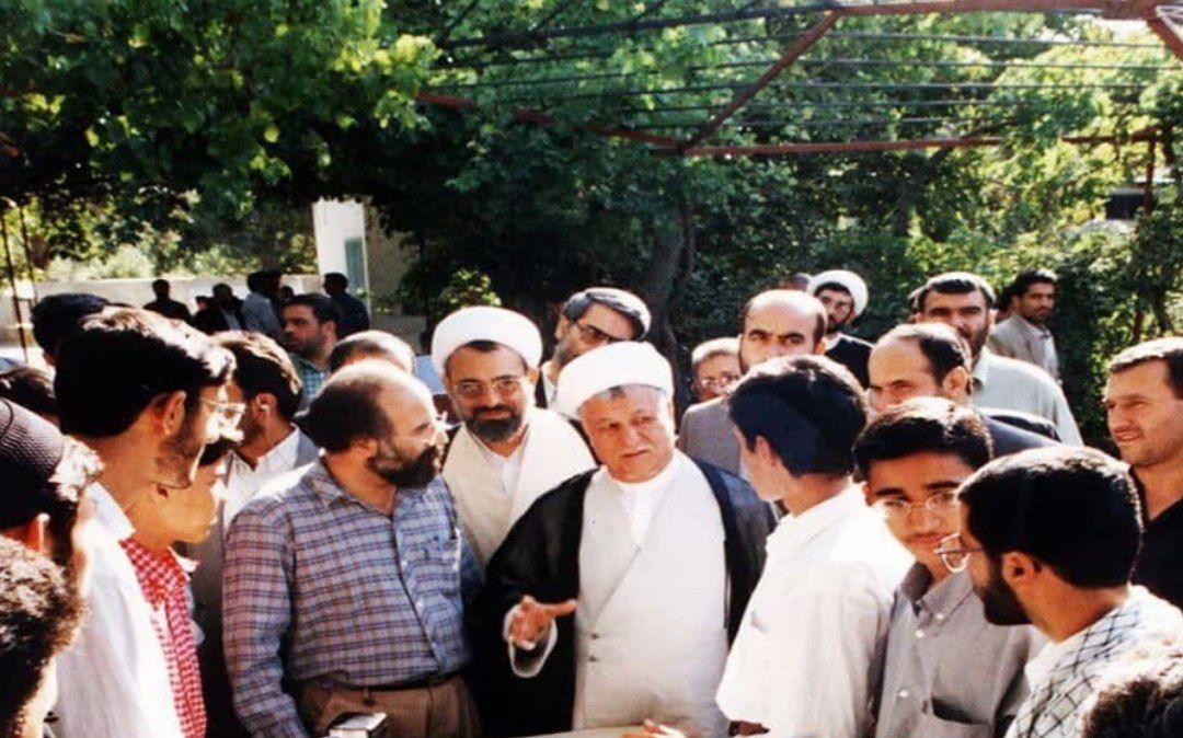 خاطرات آیت الله هاشمی رفسنجانی، ۱۸ آذر ۱۳۷۷: ری شهری گفت جلسه [سید محمد]خاتمی با دانشجویان مورد اعتراض نیرو&zwnj;های حزب اللهی است