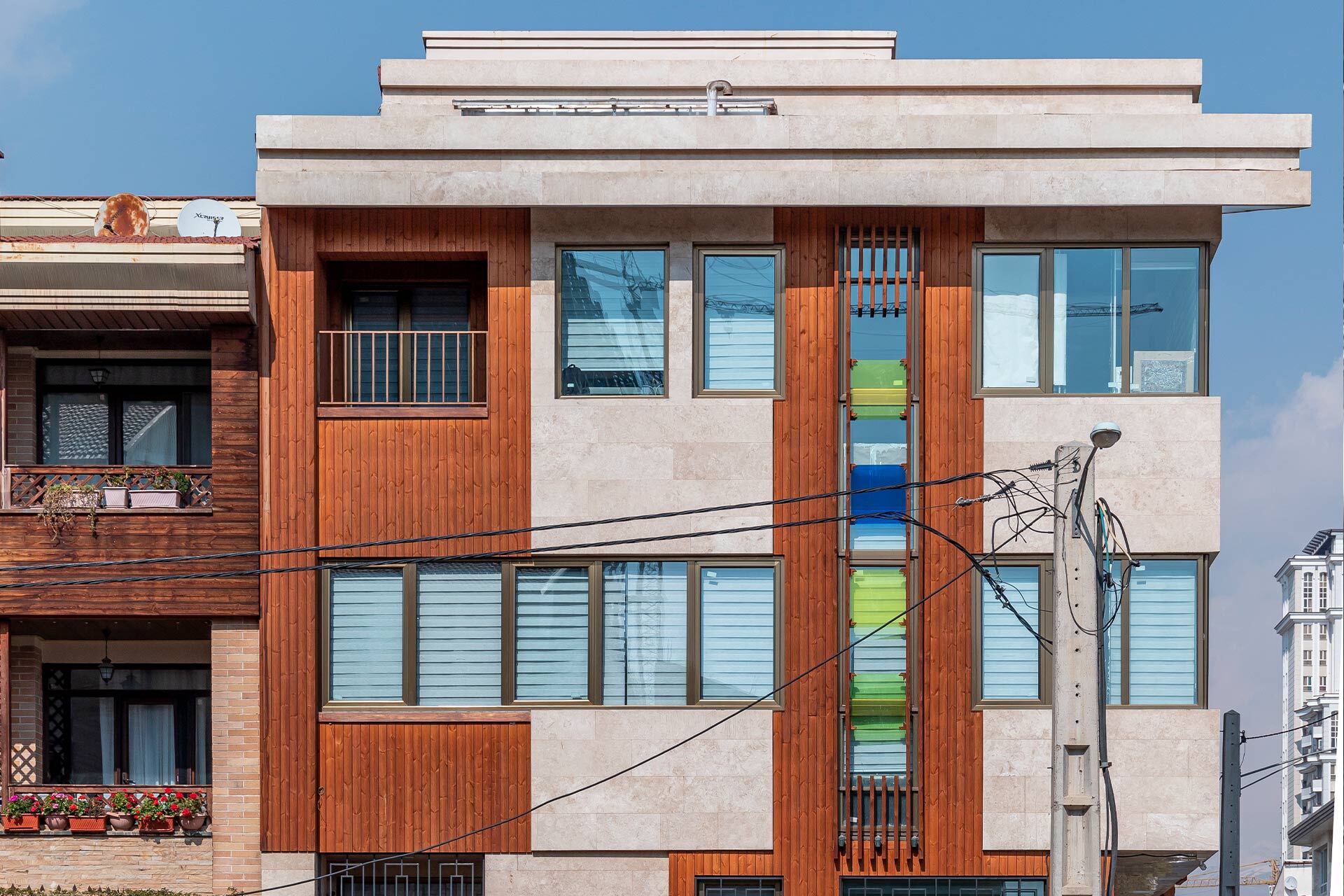 طراحی نمای ساختمان و آپارتمان چند طبقه با نمای ترکیبی سنگ و چوب ترمووود